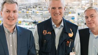 Gemeinsam wollen Steve Mahon, Geschäftsführer von Mura Technology (links), Oliver Borek, Geschäftsführer Mura Europa  (rechts), und Frank Blase, Geschäftsführer igus (Mitte), Kunststoffe recyceln und ihnen einen neuen Lebenszyklus geben.  (Igus)