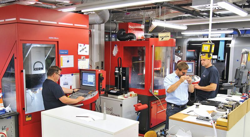 Bild 4: Die Bearbeitungszentren Kern Micro (li.) und Kern Evo. Mit der Kern Micro in Fünf-Achs-Simultanbearbeitung Werkstücke bis  350 mm x 220 mm gefräst. (Bild: Kern)