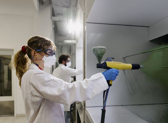 The corresponding primers have also been approved by the Swiss Federal Office for Defence Procurement. This makes a complete coating system based on powder coatings possible.(Source:  Brillux Industrielack)