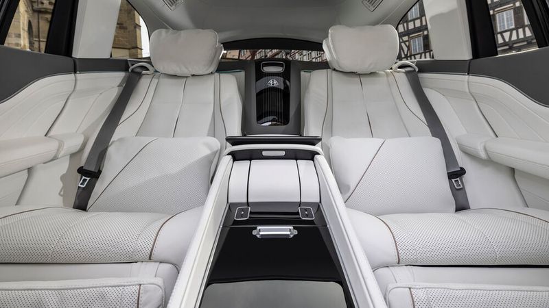 Die besten Plätze sind allerdings hinten. Auf den Liegesitzen sitzt man wie in der First-Class-Kabine eines arabischen Airbus A 380 und kann sich aus der mittigen Kühlbox mit Champagner versorgen. (Mercedes-Benz)
