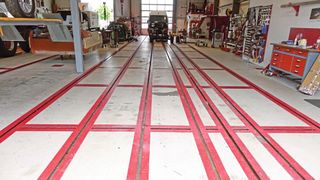 Einen längeren dürfte kaum ein Betrieb haben: der gut 
28 Meter messende Richtrahmen in der Josam-Werkstatt Veritruck. (Bild: Dominsky/»Fahrzeug+Karosserie«)