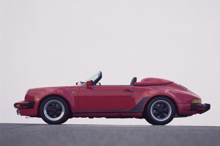 Zum Schluss, 1989, gab es mit dem 911 Speedster eine limitierte Kleinserie einer roadsterähnlichen Karosserievariante mit verkürztem Windschutzscheibenrahmen und zwei Höckern auf der Verdeckklappe. (Foto: Porsche)
