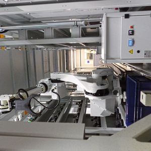 Der 6-Achs-Roboter auf Schiene von Gibas handelt Bauteile sowohl für die Bearbeitungszentren wie auch für eine Waschmaschine plus eine Zeiss-Messmaschine.(Bild:  Fehlmann)