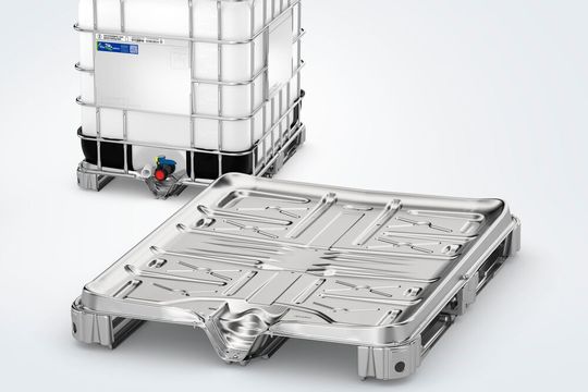 Eine zusätzliche Mittelkufe verleiht der neuen IBC-Stahlpalette von Schütz Stabilität.(Bild:  Schütz)