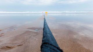 Die Marea-Breitband-Glasfaserleitung läuft auf den Ozean zu. (Bild: Microsoft)