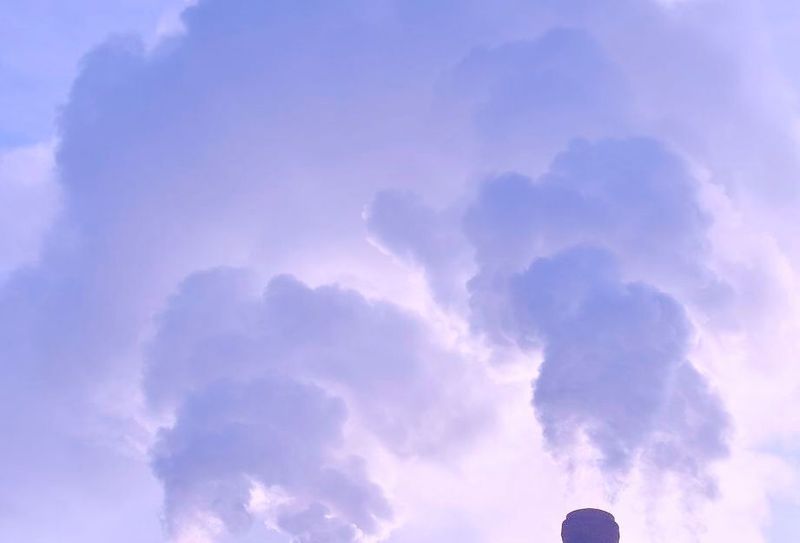 In vielen Prozessen fallen Nebenprodukte an, die wertvolle Metalle wie Kupfer oder Nickel enthalten. Sie können zurückgewonnen werden, was aber momentan teuer ist und sehr viel CO2 erzeugt. Forscher aus Aachen nebst Partner wollen das mithilfe textiler Altfasern ändern.