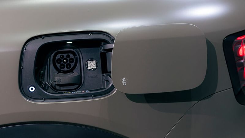 Bei der Basisversion ist die Ladeleistung auf 11 kW bzw. 150 kW begrenzt. Alle Varianten mit größerer Batterie und dann 800 Volt können 22 kW bzw. bis zu 400 kW aufnehmen. (Bild: Smart)