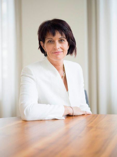 Auf dem Podium: Doris Leuthard, Alt-BR und Verwaltungs-/Stiftungsrätin. (Bild: KMU Swiss AG)