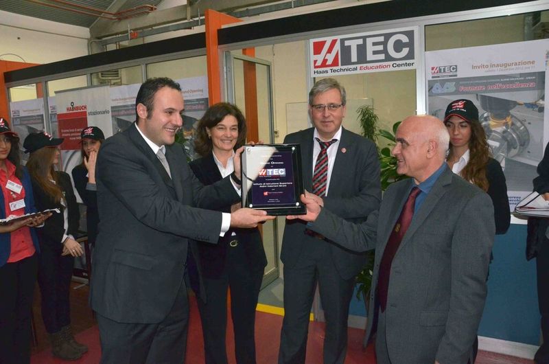 Übergabe der Eröffnungsurkunde bei der HTEC-Eröffnung in Italien (von links): Prof. Andrea Burnelli, zuständig für das Maschinenbaulabor des Aldini- Instituts, Elena Ugolini, Staatsekretärin aus dem Ministerium für Ausbildung, Universität und Forschung, Alain Reynvoet, General Manager Haas Automation Europe und Salvatore Grillo, Direktor des Aldini Instituts. (Bild: Haas Automation)