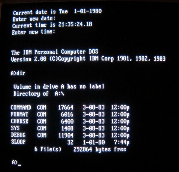 Der Inhalt von MS-DOS 2.0, Diskette 1, dargestellt in der klassischen MS-DOS Command Shell. (Microsoft / The Computer History Museum)