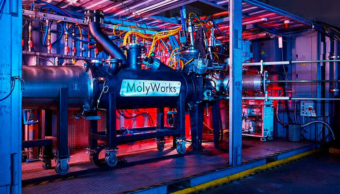 Das Greyhound-System besteht aus einem mobilen Schmelzofen und einer Pulverdüse, eingebaut in einem Container. (MolyWorks)