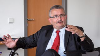 Bertram Brossardt, Hauptgeschäftsführer des Verbandes der Bayerischen Metall- und Elektro-Industrie: „Der Jugendliche erlebt die Arbeitspraxis und wird qualifiziert.“ (Bild: VBM)