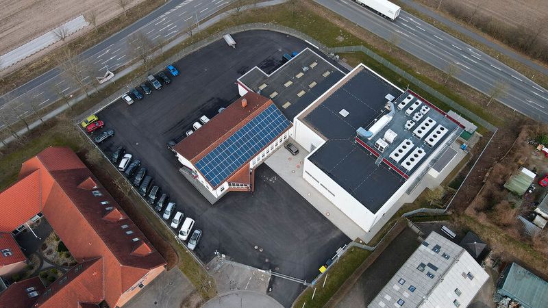 Als Konsequenz des Abgas-/Diesel-Skandals eröffnete das KBA im August 2021 ein Prüflabor in Harrislee bei Flensburg. Es dient der Marktüberwachung von Fahrzeugen, führt unabhängige Abgasmessungen sowie Fahrsimulationen durch und kalibriert mobile Messgeräte. (Bild: KBA)