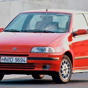 Mit dem ersten Punto ist Fiat 1993 ein vielbeachtetes Comeback im Kleinwagensegment gelungen.(Bild:  Fiat)