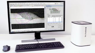 WI20 (rechts neben dem Bildschirm) heißt ein von Atecare angebotenes System von Inspectis, mit dem sich Schweißnähte zuverlässig mikroskopisch vermessen und analysieren lassen. Hier erklärt der Test- und Prüfsystemespezialist aus Aichach, was man damit alles machen kann. (Bild: Atecare)