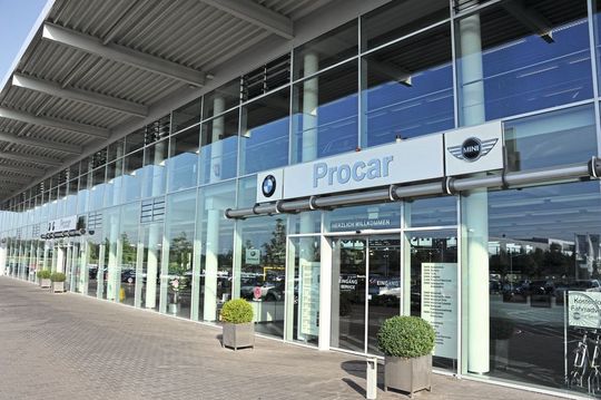 Am Standort Köln-West vereint Procar Automobile seine drei Pkw-Marken BMW, Mini und Rolls-Royce mit BMW Motorrad.(Bild:  Procar Automobile)
