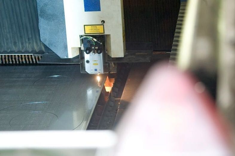 Blick in die Fertigung der Omega Blechbearbeitung AG. (Bild: Omega)