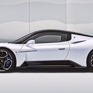 Der MC 20 hat standesgemäß einen Mittelmotor vor der Hinterachse, der durch dicke seitliche Kiemen atmet.(Bild:  Maserati)