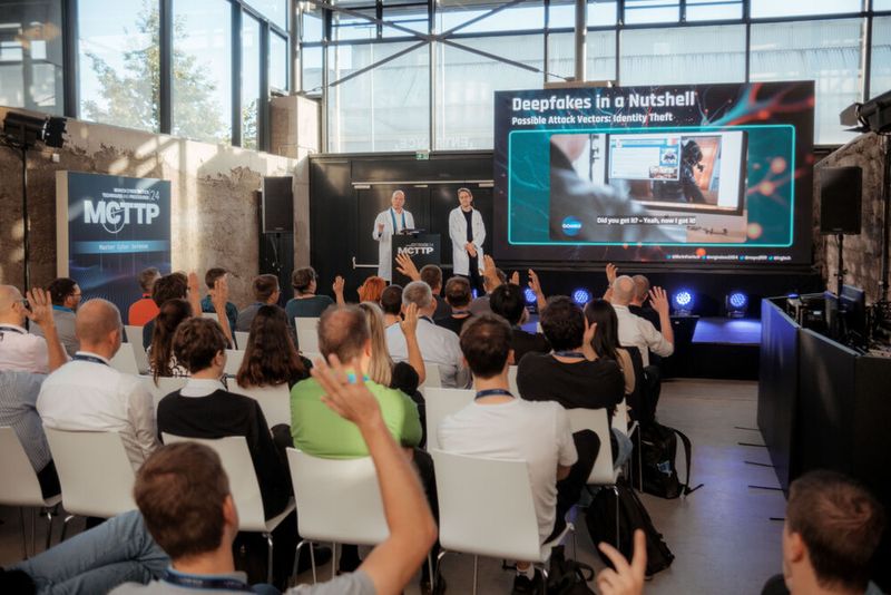 Etwas ganz Besonderes hat sich das Team von TNG einfallen lassen! Martin Förtsch und Thomas Endres brachten Deep Fakes in a Nutshell.  (Bild: Vogel IT-Akademie)