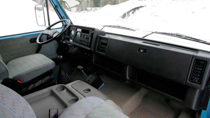 Stolz war man bei Volkswagen auch auf die, bis dahin bei Nutzfahrzeugen eher vernachlässigte, Ergonomie. Mit Hilfe von Arbeitswissenschaftlern wurde das Fahrerhaus entwickelt. Dank dieser Kooperation wurden zum Beispiel die Bedienelemente nah am Fahrer angeordnet und eine große Frontscheibe sowie extra große Außenspiegel installiert. D urch die Frontlenker-Bauweise sitzt der Fahrer über der Vorderachse, der Motor ist längs zwischen Fahrer und Beifahrer positioniert.  (Bild: VWN)