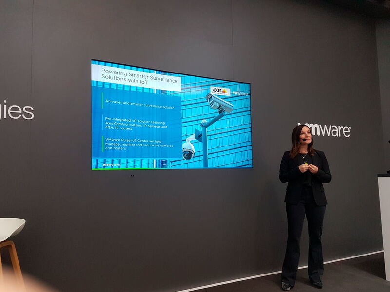 Mimi Spier von VMware präsentierte auf dem MWC 2018 unter anderem neue Lösungen für die Videoüberwachung, bei denen die sensiblen Bildanalysen auf Edge-Geräten stattfinden. Dies ist ein Beispiel für IoT-Lösungen, bei denen die Edge-Sicherheit eine besondere Rolle spielt. (Oliver Schonschek, Vogel IT-Medien)