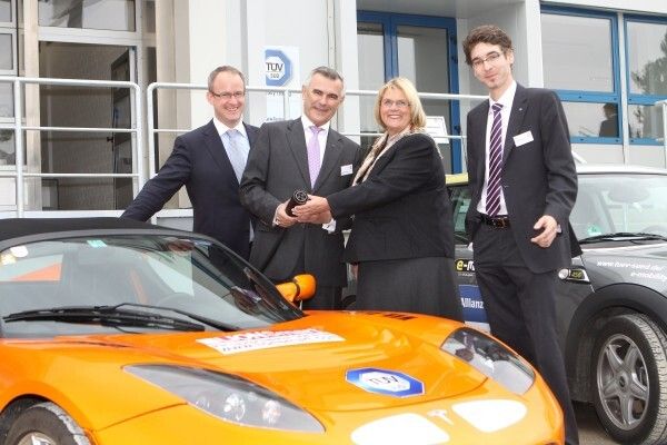 Eröffnung des TÜV SÜD-Batterietestzentrums in Garching (v.l.n.r.): Stefan Rentsch, TÜV SÜD Battery Testing GmbH, Horst Schneider, Mitglied des Vorstandes der TÜV SÜD AG, Hannelore Gabor, Bürgermeisterin von Garching, sowie Daniel Quinger, TÜV SÜD Battery Testing GmbH. (Bild: TÜV SÜD)