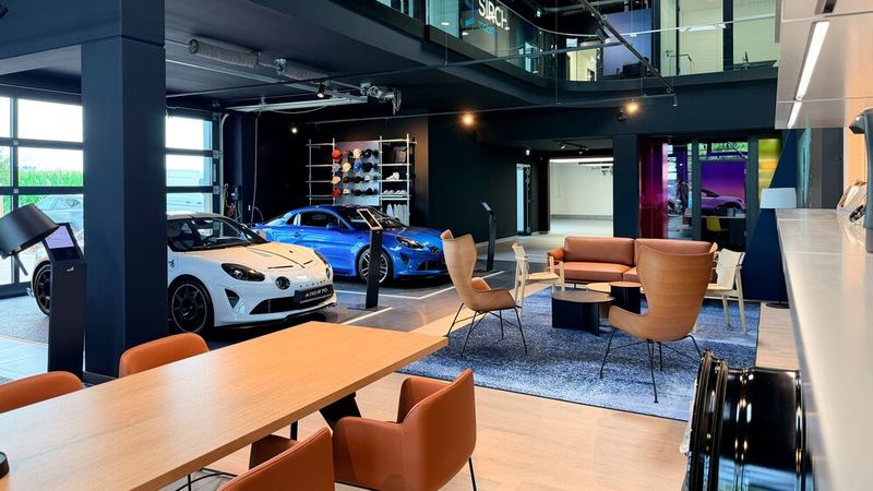 Technologie und Wohlfühlatmosphäre werden im Showroom gekonnt vereint.  (Bild: Autohaus Sirch)