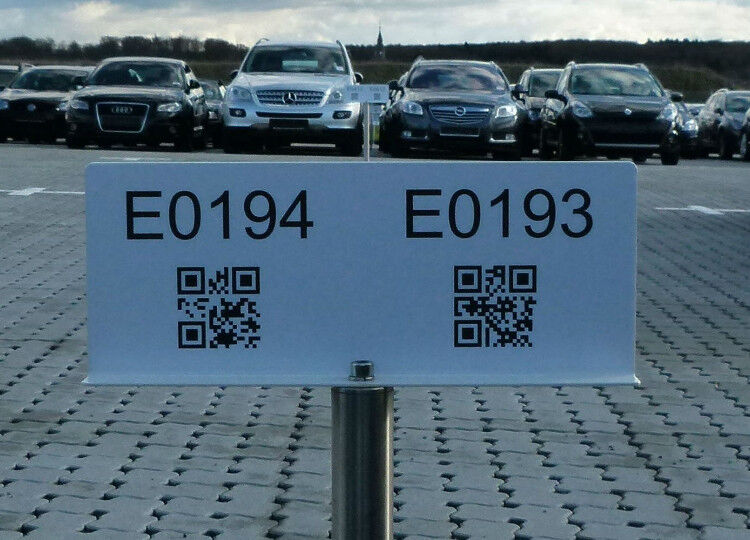 Jeder Parkplatz ist mit einem QR-Code versehen. Das erleichtert die Autosuche. (Foto: Lulei)