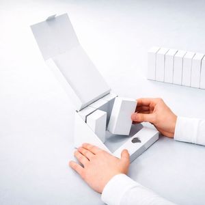 Präzise Bestückung eines Displays mit Faltschachteln für eine optimale Warenpräsentation am Point of Sale.(Bild:  Faller Packaging)