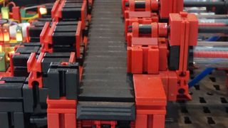 Nicht nur zum Spielen: Fischertechnik präsentiert Bausätze für die komplette Fabriksimulation.  (Stefanie Michel)