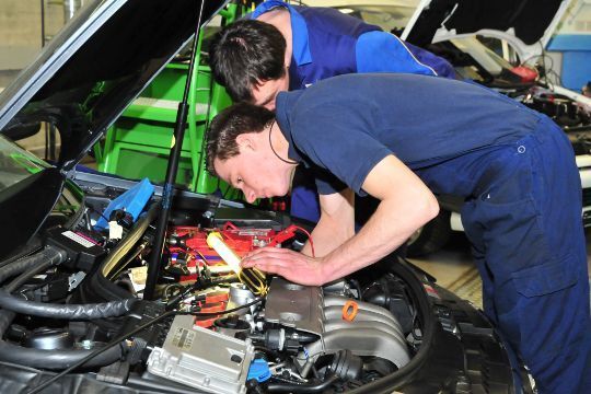 Hier sucht Peter Siller aus Südtirol den Grund dafür, dass der Audi-Motor nicht starten will. (Archiv: Vogel Business Media)