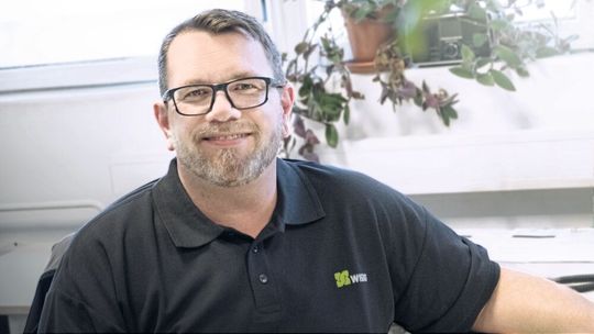 Guido Duphorn, Quality Director bei Wisag: «‹Twyn› von Visometry ergänzt ideal die deutlich aufwändigeren, manuellen und traditionellen Messmethoden.»(Bild:  Visometry)
