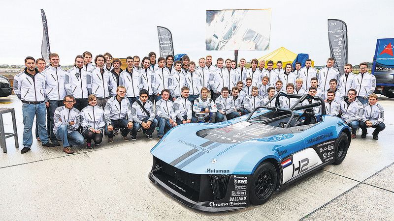 Das Forze-Team mit seinem Brennstoffzellenrennwagen – das Auto ist am Stand von Bürkert zu sehen. (Bild: Bürkert/Richard van 't Hof)