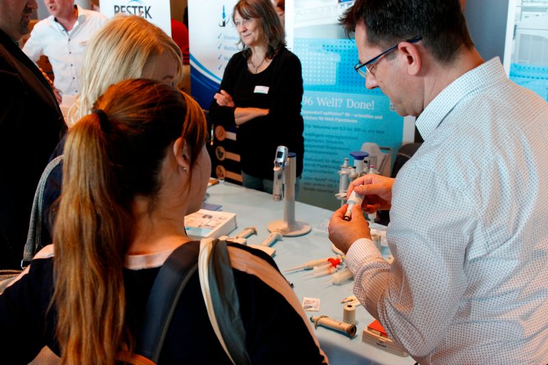 Wie Pipetten funktionieren, können die Mitarbeiter am Stand von Eppendorf bestens erklären.   Mehr Infos zu den kommenden LAB-SUPPLY-Messen finden Sie auf www.lab-supply.info.  (LABORPRAXIS, C. Lüttmann)