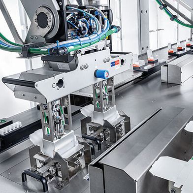 Mit Schutzelementen verkleidete Flächen sorgen dafür, dass Produkte zwischen den Prozessschritten nicht auf den Hallenboden fallen. (Bild: Gerhard Schubert)