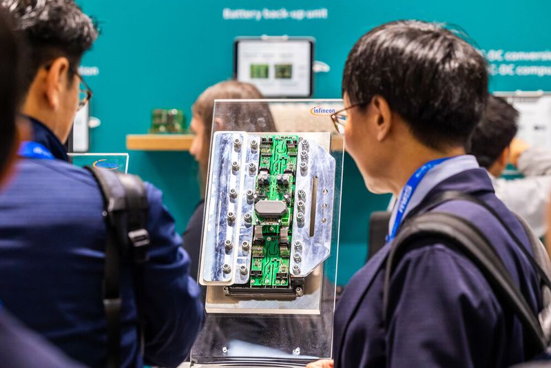 Über 650 Aussteller, mit einem internationalem Anteil von 60 Prozent, zeigen ein Spektrum aus der gesamten Wertschöpfungskette der Leistungselektronik, darunter Leistungshalbleiter, Test- und Messtechniken und Automatisierungslösungen. (Bild: Mesago / Arturo Rivas)