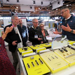 Le second jour du salon, la visite de douze journalistes de la presse professionnelle franco-suisse leur a permis la découverte des innovations marquantes du salon.(Source :  simodec@rochexpo.com)
