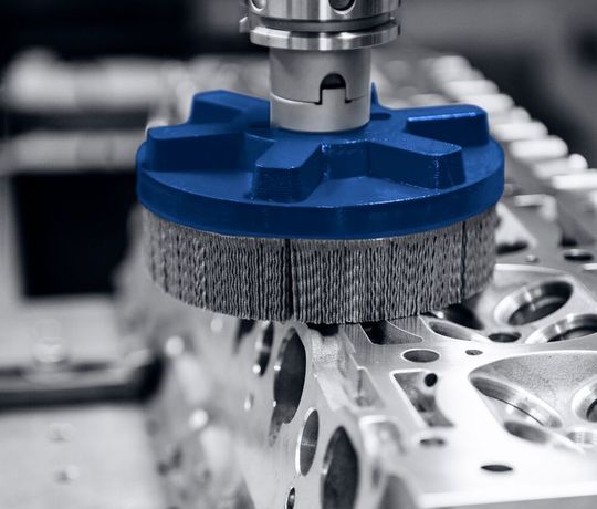 Hahn+Kolb bietet für die prozesssichere und hochwertige Kantenbearbeitung neue Tellerbürsten der Marke Atorn an. Lesen Sie hier, was für Besonderheiten sich dahinter verbergen ...(Bild:  Hahn+Kolb)
