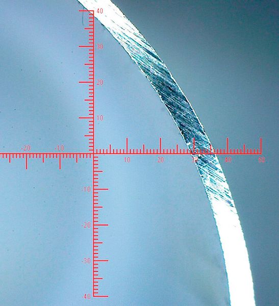 Bild 2: Das gratarme Präzisionssägen kann auch bei sehr dünnwandigen Werkstücken (hier 0,6 mm) erfolgreich durchgeführt werden. (Bild: Kurt Müller)