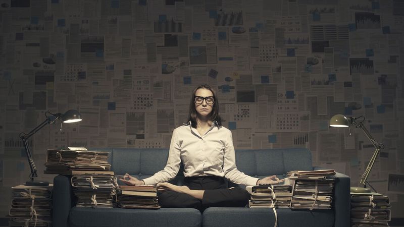 Bei der regenerativen Stressbewältigung reicht die Bandbreite von Atemtechniken, Yoga oder Meditation bis hin zur Wanderung in der Natur oder einem gemütlichen Saunaabend.  (Bild: ©stokkete - stock.adobe.com)