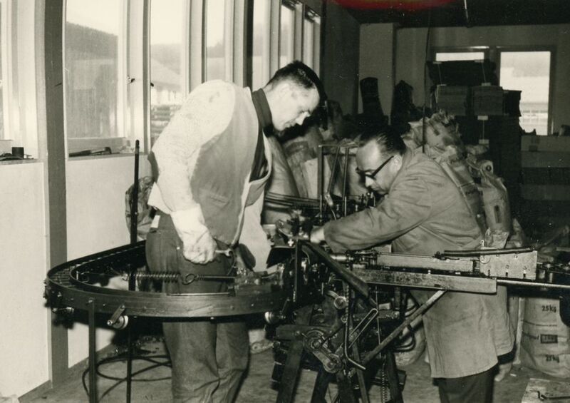 1960 entwickelte Horst Hölzl eine Maschine zur Herstellung von doppelt abgekröpften und gewickelten Federn. (Murrplastik)