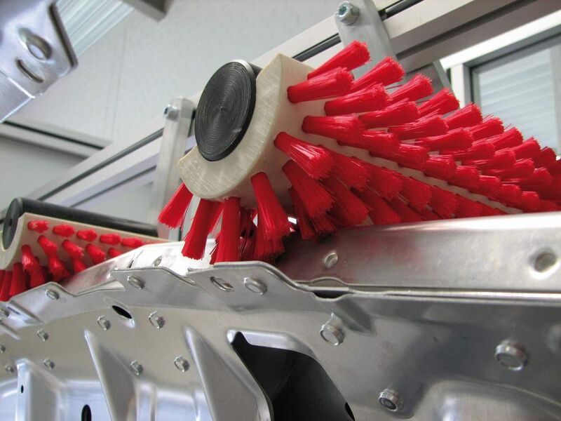 Bild 4: Anpassungsfähige Fasern fixieren und separieren Karosserieteile in Transportgestellen.Bilder: Mink (Archiv: Vogel Business Media)