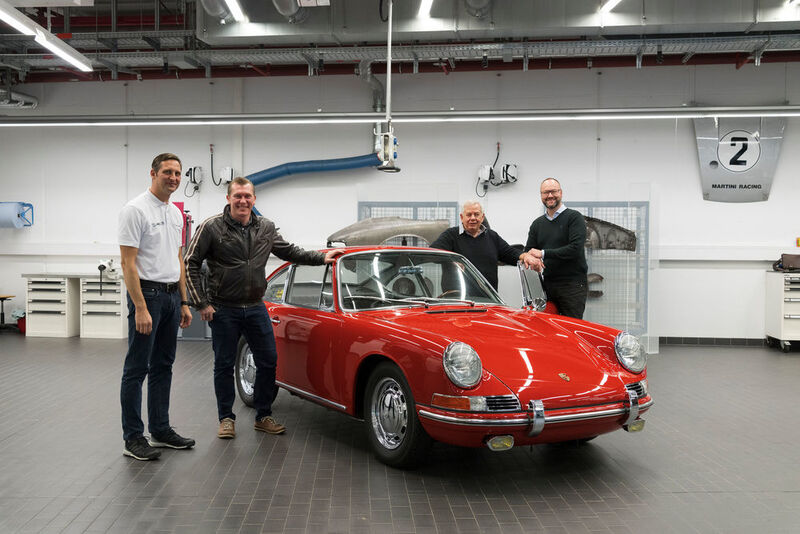 Kuno Werner (außen links) und Alexander Klein (außen rechts, beide Porsche Museum) präsentieren dem Vorbesitzer Bernd Ibold (2.v.r.) und 