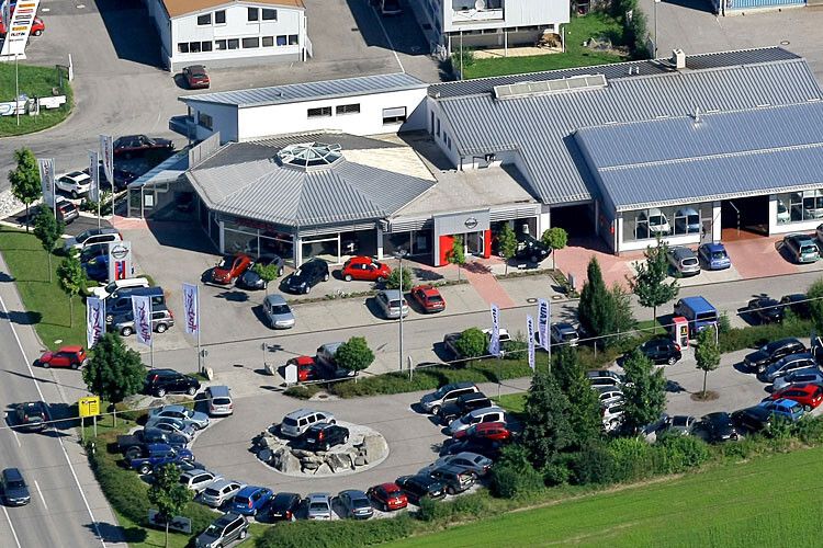 Im Südosten Bayerns hat MKM Huber den Handel mit Nissan-Neuwagen fest im Griff. Der Marktanteil des Fabrikats liegt dort fast doppelt so hoch wie im Bundesdurchschnitt. Der Erfolg ist dabei das Ergebnis eines konsequenten Adress-Managements. Jede Gelegenheit nutzen Geschäftsführer Martin Huber und sein Team, um an neue Kundendaten zu kommen. Die für die ländliche Region riesige Datenbank wird dann konsequent für Neu- und Anschlussgeschäfte genutzt. (MKM Huber)