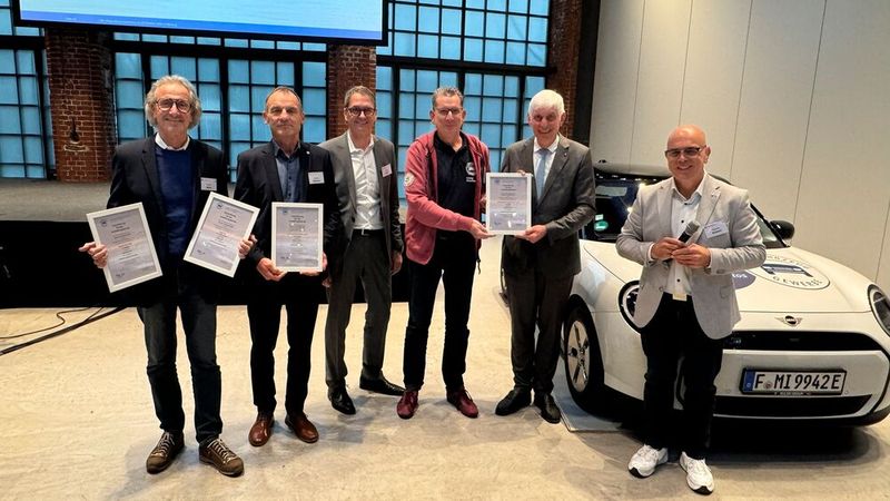 Ehrungen German Craft Skills: Die Sieger-Urkunden werden von den Obermeistern der jeweiligen Kfz-Innungen entgegengenommen und feierlich in den Ausbildungsbetrieben übergeben. V.l.: Thomas Holler (Frankfurt und Main-Taunus-Kreis); Miroslav Ninkovic (Wiesbaden); Joachim Kuhn; Carsten Müller (Oberhessen); Michael Kraft und Thorsten Krämer, Vizepräsident und Landesinnungsmeister Kfz-Landesverband Hessen. (Bild: Kfz-Gewerbe Hessen)