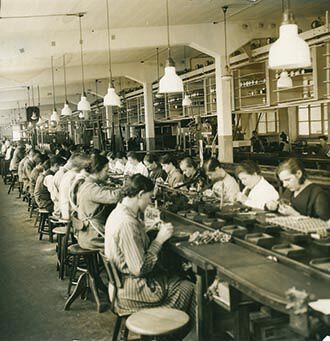 Das Bild zeigt die Fertigung bei Junghans um 1890. (Bild: Deutsches Uhrenmuseum/Junghans)