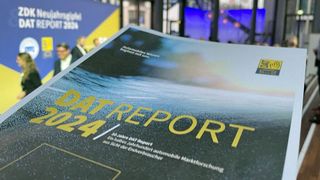 Viele Verbraucher sind skeptisch, was den Umstieg auf ein E-Auto angeht. Dieses und viele andere Themen rund um die individuelle Mobilität mit dem Auto beleuchtet der DAT-Report 2024. Das Nachschlagewerk für die Automobilbranche feiert in diesem Jahr sein 50. Jubiliäum. (Bild: Achter – VCG)