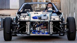 Das SLRV verfügt neben der leichten Karosserie auch über einen hocheffizienten Hybridantrieb. Für den Antriebsstrang haben die DLR-Forschenden eine kleine Brennstoffzelle mit 8,5 Kilowatt Dauerleistung mit einer Batterie verbunden.  (DLR)