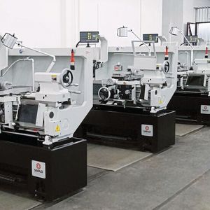 Den Auszubildenden der Ausbildungs- und Berufsförderungsstätte Albstadt (ABA) stehen in ihrer neuen Lehrwerkstatt etwa die Präzisions-Spitzendrehmaschinen vom Typ Contur SJ-430 S von Saelio zur Verfügung.