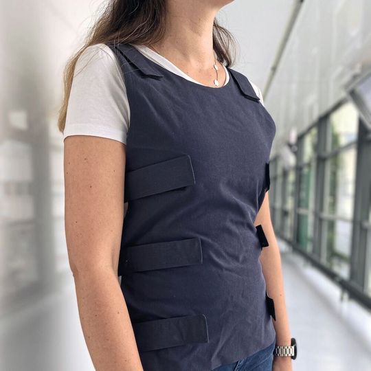 In die Vorder- und Rückseite der Textilweste sind Akustiksensoren integriert, die den Thorax abhören. In die Vorder- und Rückseite der Textilweste sind Akustiksensoren integriert, die den Thorax abhören.